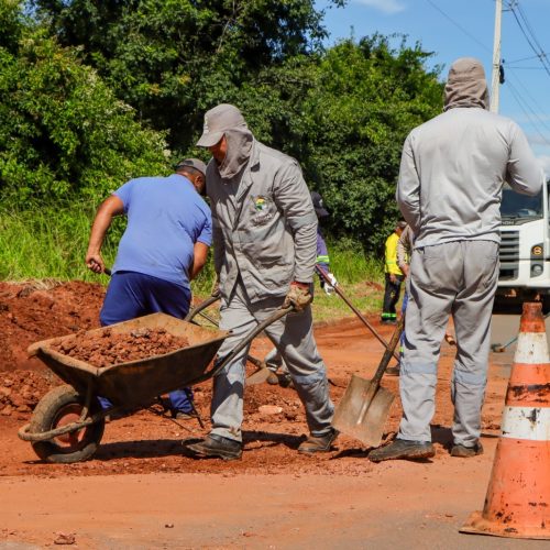 Tapa-buraco avança em três regiões de Senador Canedo