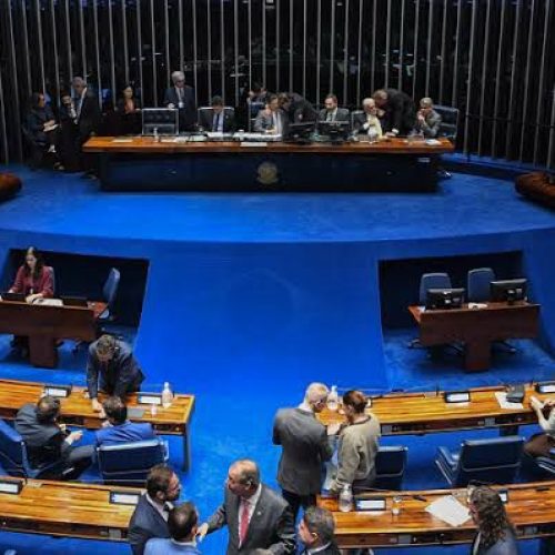 PEC que propõe o fim da escala 6×1 tem votação adiada no Congresso