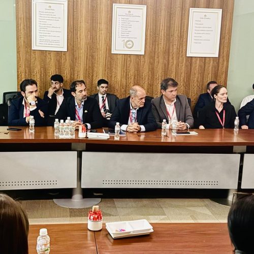 Pellozo apresenta Senador Canedo à maior empresa privada da Índia