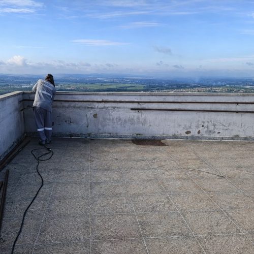 SEINFRA realiza reparo em corrimão e reforça segurança no Morro Santo Antônio