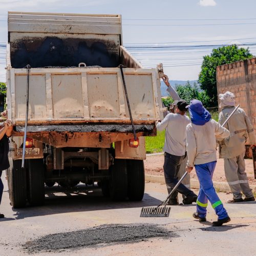 Operação tapa-buraco recupera vias em três bairros de Senador Canedo