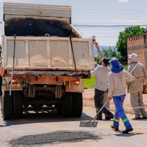 Serviço de tapa-buraco avança em bairros e reforça mobilidade em Senador Canedo