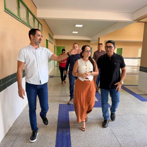 Prefeito vistoria obra de escola que ficou 12 anos parada em Senador Canedo