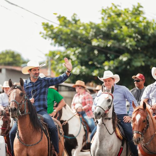 Cavalgada abre programação de aniversário e faz prévia do Canedo Festa Show