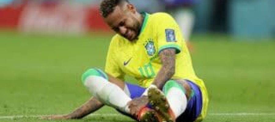 Neymar chega à Seleção com edema na panturrilha e preocupa comissão técnica