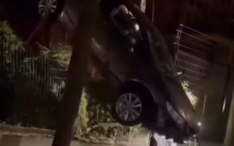 Carro cai em piscina de condomínio e caso chama atenção em Goiânia