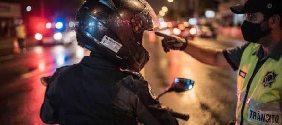 Uso irregular do capacete gera mais de 2,3 mil multas em Goiânia; veja os erros mais comuns