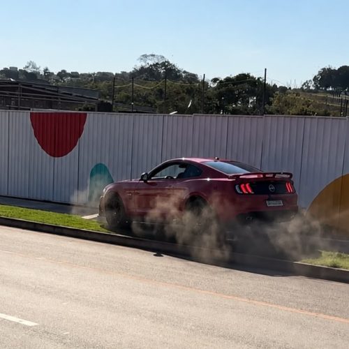 “Menos um Mustang na Terra”: vídeo de acidente com carro de luxo em Goiânia viraliza nas redes