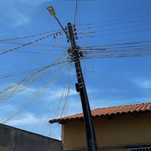 Morador de Senador Canedo solicita reparo de poste e retirada de árvores