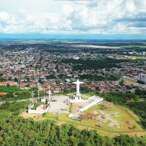 Trend do drone em Senador Canedo destaca as belezas naturais do Morro de Santo Antônio