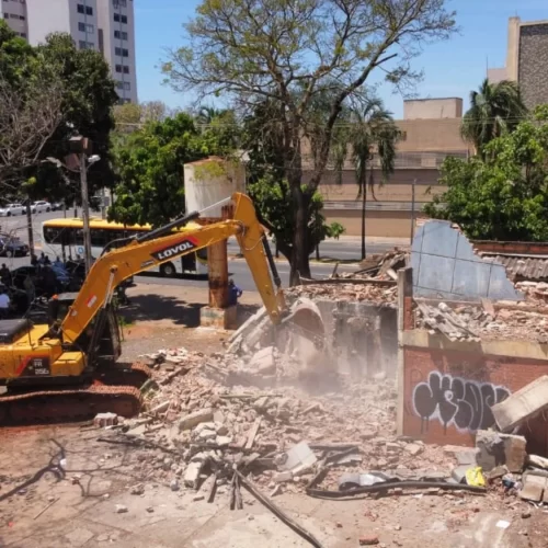 Prefeitura de Goiânia começa a demolir estruturas abandonadas para combater criminalidade