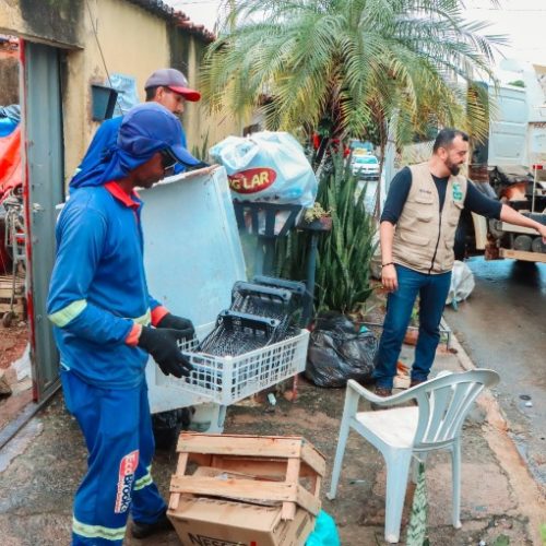 Senador Canedo realiza limpeza em residência após denúncias de acúmulo extremo no Morada do Morro