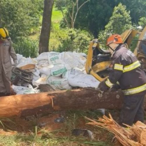 Bombeiros atuam com rapidez e eficiência em capotamento de caminhão na zona rural de Caldazinha