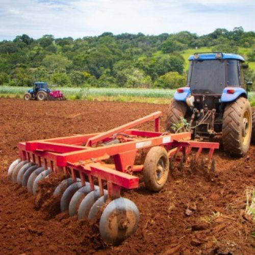 Programa Porteira Aberta garante preparo do solo e plantio gratuitos a produtores de Senador Canedo
