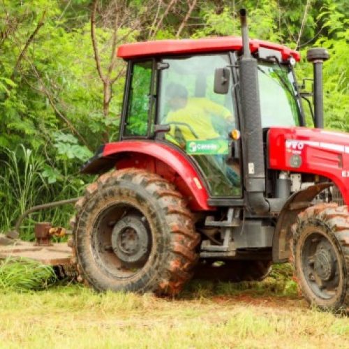 Prefeitura intensifica roçagem mecanizada em diversos bairros de Senador Canedo