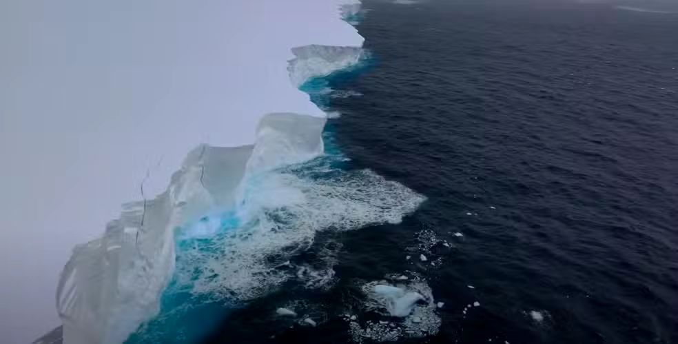 Maior Iceberg do Mundo, A23a, Inicia Jornada Rumo ao Norte Após Décadas Encalhado na Antártica