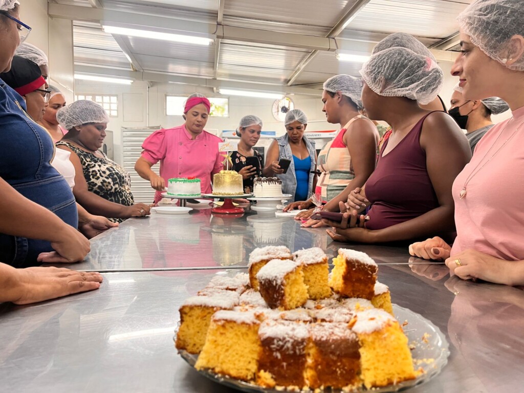 Prefeitura oferece cursos gratuitos em costura, beleza e confeitaria em parceria com COTEC