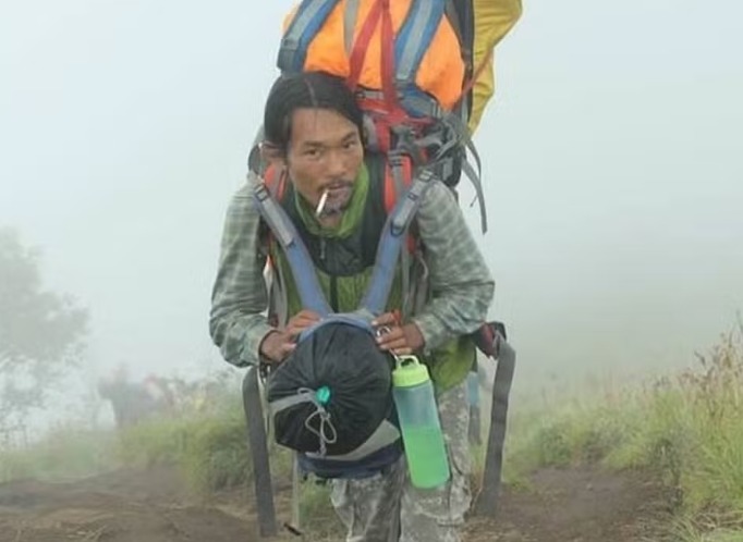 Herói do Rinjani: Alpinista passa madrugada segurando corpo de brasileira em penhasco até resgate