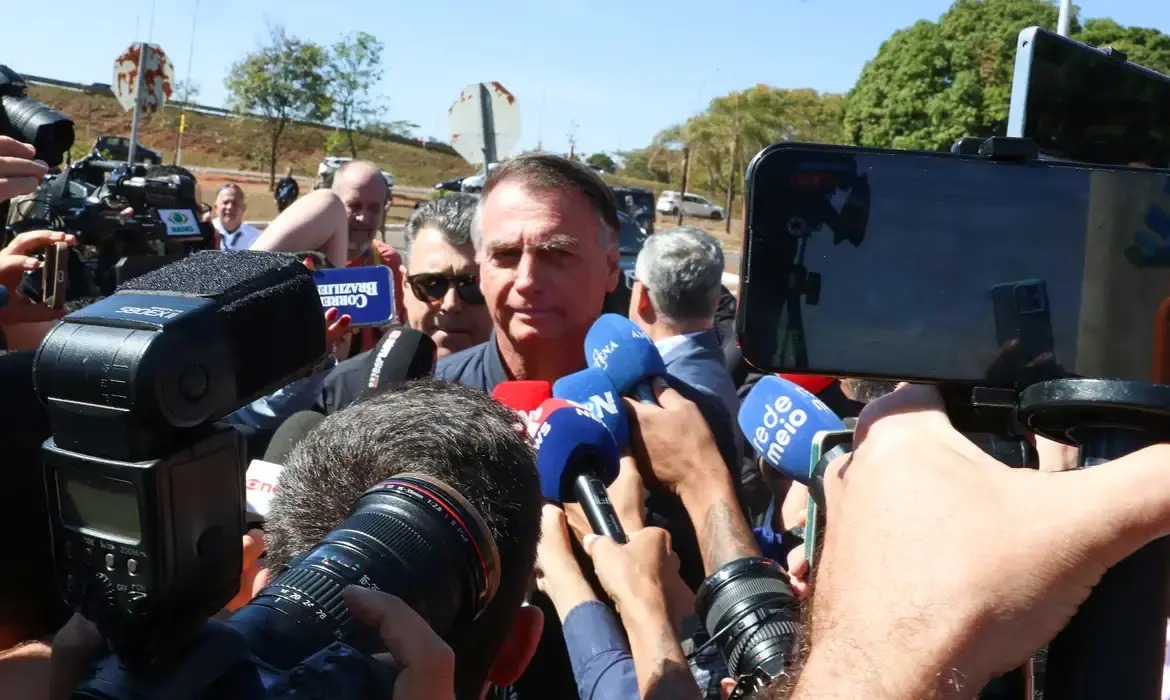 STF mantém tornozeleira eletrônica e restrições a Bolsonaro