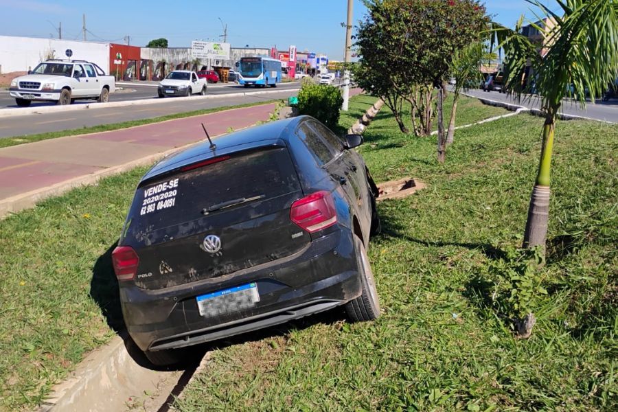 Condutora cochila ao volante e carro sai da pista na Avenida Dom Emanuel em Senador Canedo