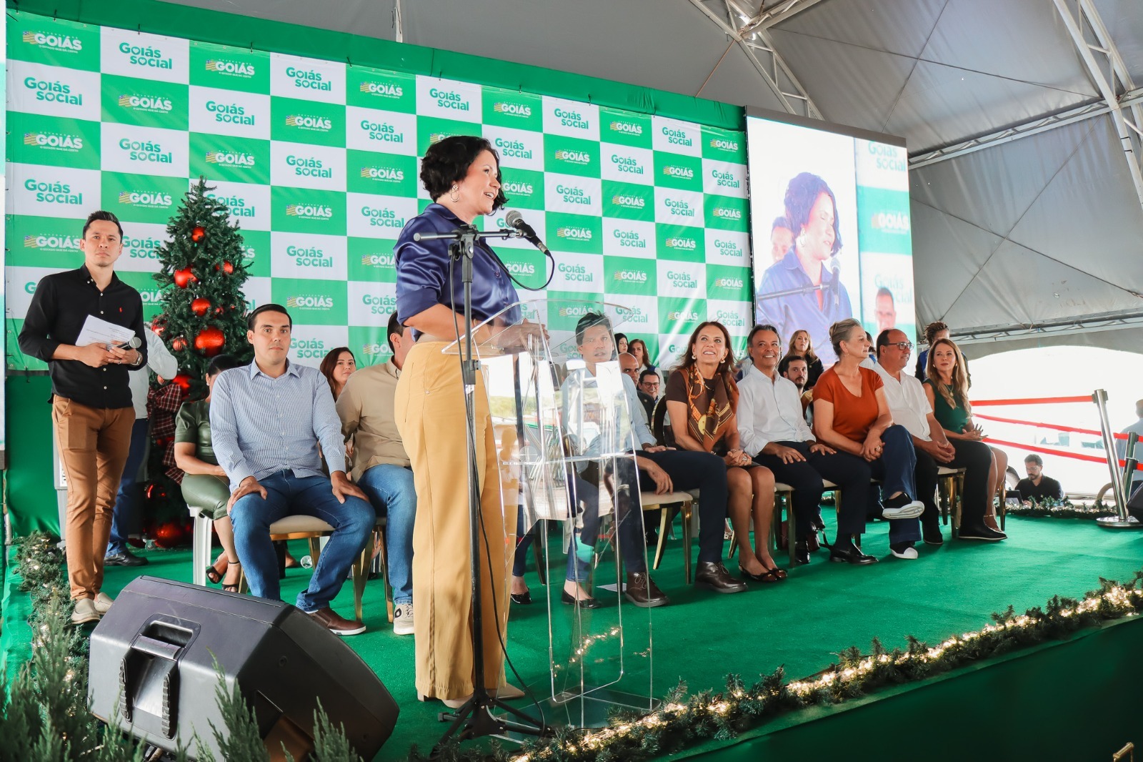 Simone Assis representa primeiras-damas goianas em entrega de veículos para fortalecer Cras e Creas