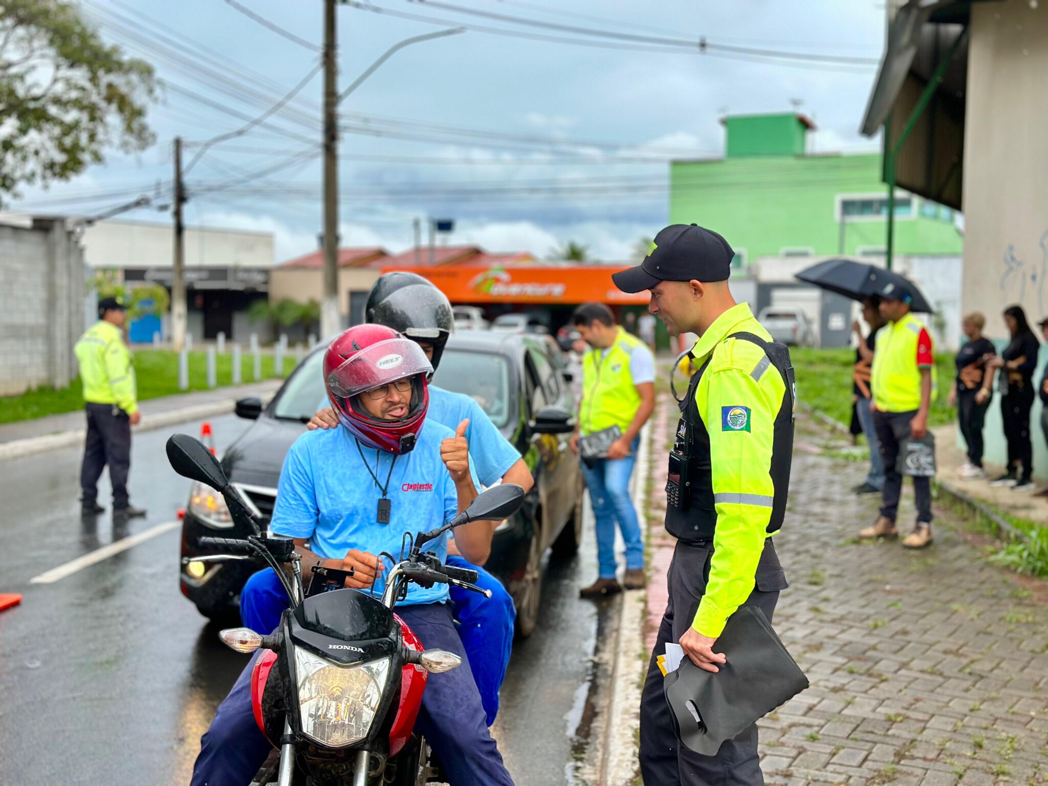 Blitz educativa orienta condutores sobre riscos no trânsito durante o período chuvoso
