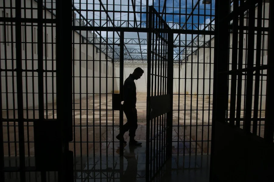 Smart TVs em presídios federais: governo investe R$ 85 mil em programa de cinema para presos