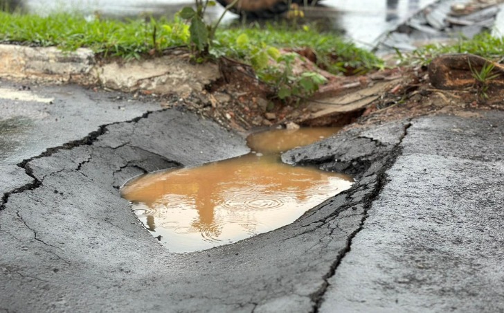 Trecho da Avenida Dom Emanuel é interditado após abertura de buraco durante chuva