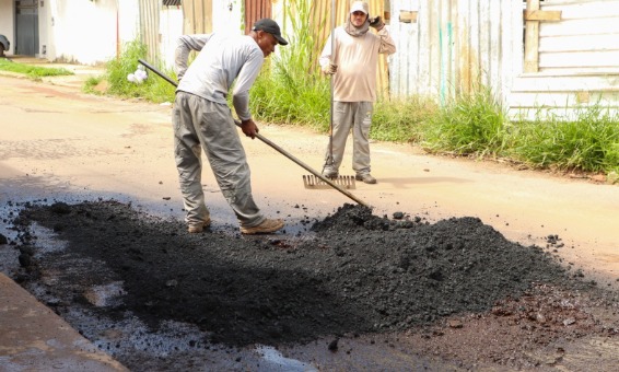 SEINFRA mantém serviços de tapa-buraco em Senador Canedo