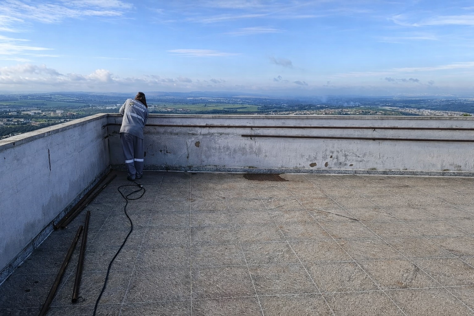SEINFRA realiza reparo em corrimão e reforça segurança no Morro Santo Antônio