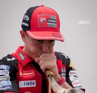 Marc Márquez viraliza ao tentar tocar berrante antes da MotoGP em Goiânia