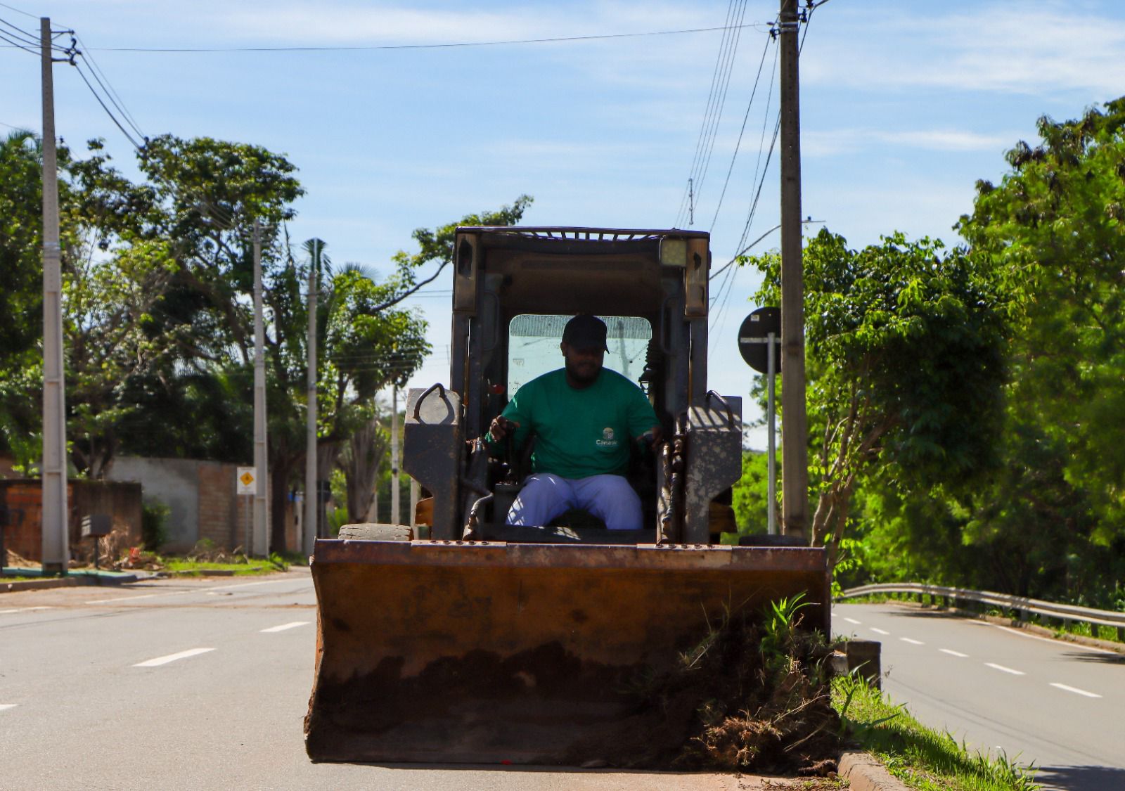 Força-tarefa da SEINFRA atua na recuperação de vias após danos causados pelas chuvas em Senador Canedo