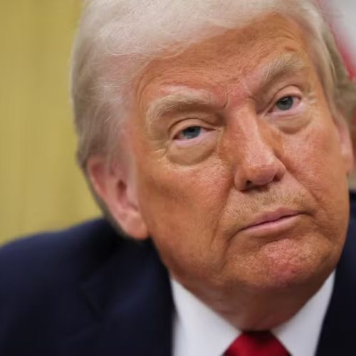 Trump defende tarifas “corajosas” enquanto mercados globais desabam e temor de recessão cresce