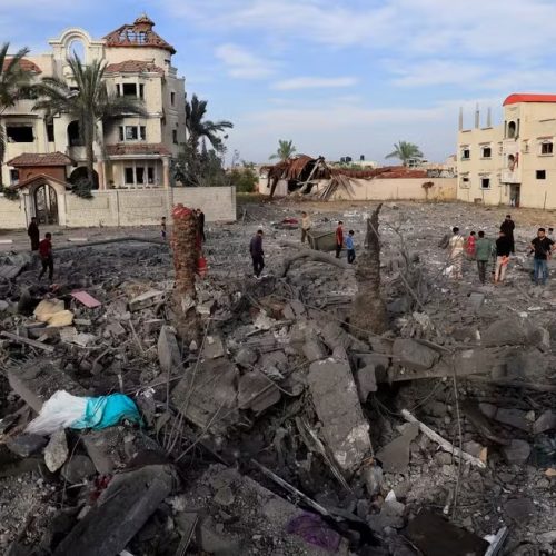 Ataques aéreos israelenses matam mais de 100 pessoas em Gaza em um dia; número de mortos ultrapassa 180 em 48 horas