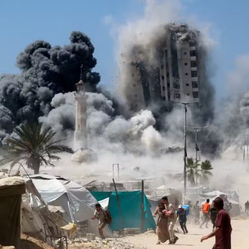 Bombardeio israelense derruba prédio de 14 andares na Cidade de Gaza em nova ofensiva contra o Hamas