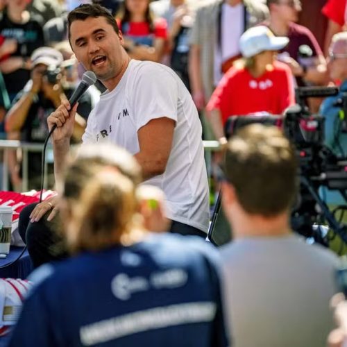 Charlie Kirk, influente ativista pró-Trump, morre baleado em evento nos EUA