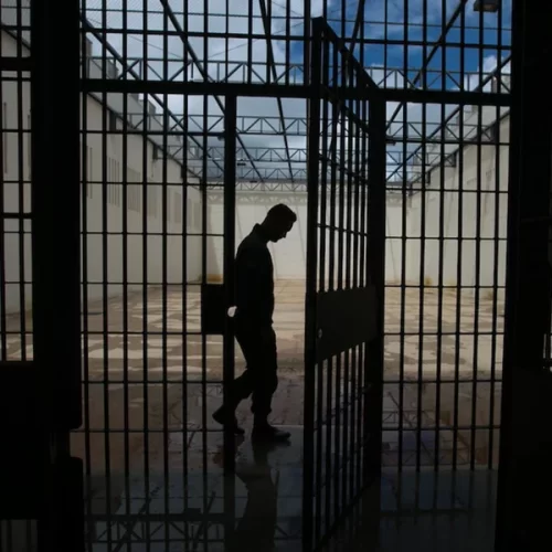 Smart TVs em presídios federais: governo investe R$ 85 mil em programa de cinema para presos