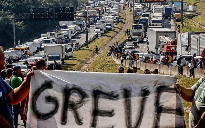 Caminhoneiros ameaçam greve nacional caso negociações com governo federal não avancem