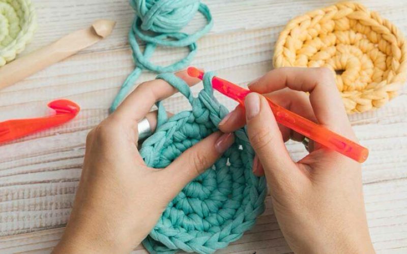 Encontro de crocheteiras promove aprendizado e empreendedorismo feminino