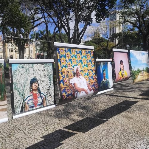 Avenida Goiás vira galeria a céu aberto com exposição de fotografia feita por mulheres