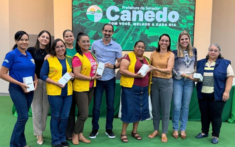 Prefeitura entrega celulares a agentes comunitários de saúde para fortalecer atendimento em Senador Canedo