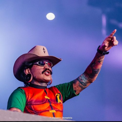 Jiraya Uai lança primeiro álbum da carreira nesta terça-feira e apresenta universo “Cowboy Maluco” em Goiânia