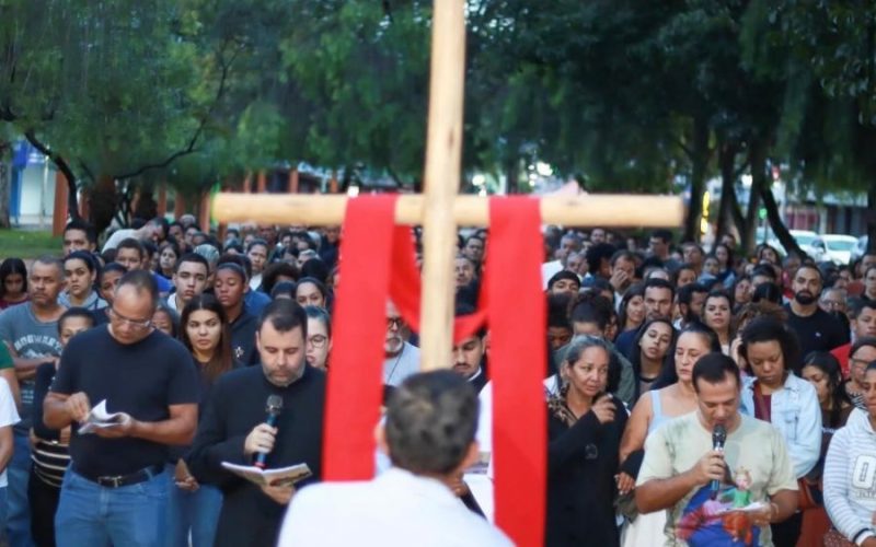 Sexta-feira Santa emociona fiéis em Senador Canedo com Via Sacra Penitencial