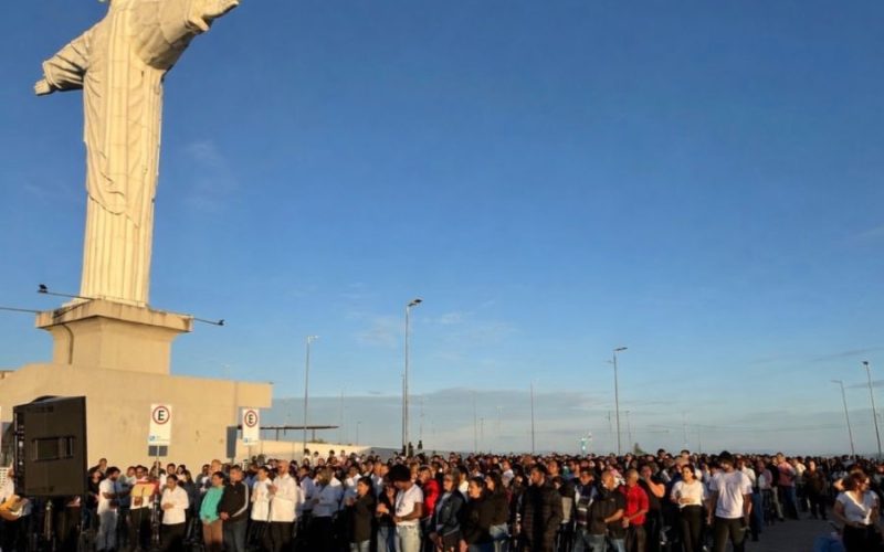 Fé e renovação: Paróquia Santo Antônio realiza missa de Páscoa no alto do morro