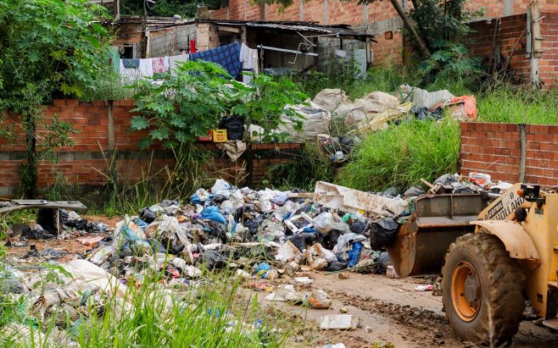 Prefeitura realiza limpeza em lote com acúmulo irregular de lixo no Setor Buriti
