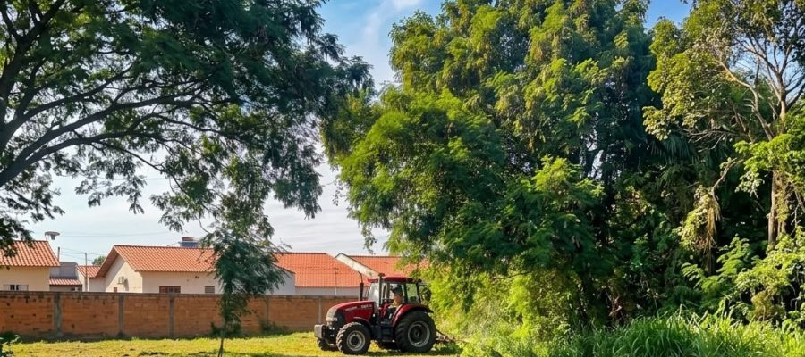 Seinfra amplia serviços de roçagem mecanizada em bairros de Senador Canedo