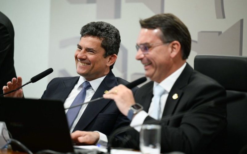 Flávio Bolsonaro se afasta de Ratinho Júnior e se aproxima de Sergio Moro