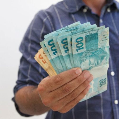 Novo valor do salário mínimo divulgado na era Lula para 2025 gera apreensão em CLTs.