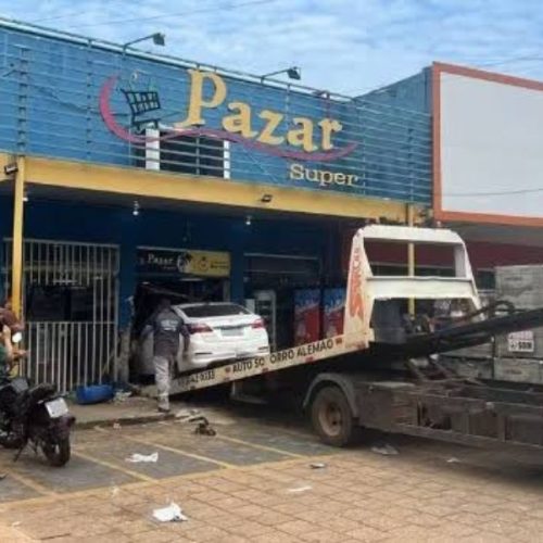 Funcionário consegue escapar poucos segundos antes de mulher invadir distribuidora com carro.