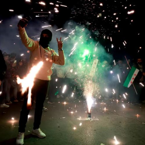 Multidões Se Reúnem na Síria para Comemorar a Queda de Bashar Al-Assad nas Primeiras Orações de Sexta-feira Pós-Regime